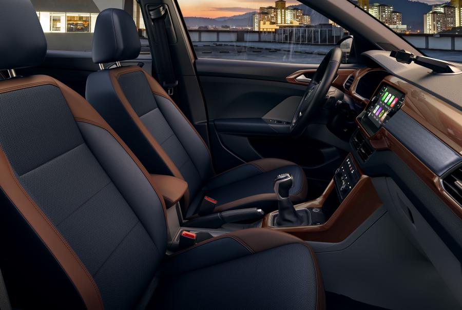 Интерьер Volkswagen T-Cross 250 TSI Highline 2019 года  (LA) (фото 8 из 38)